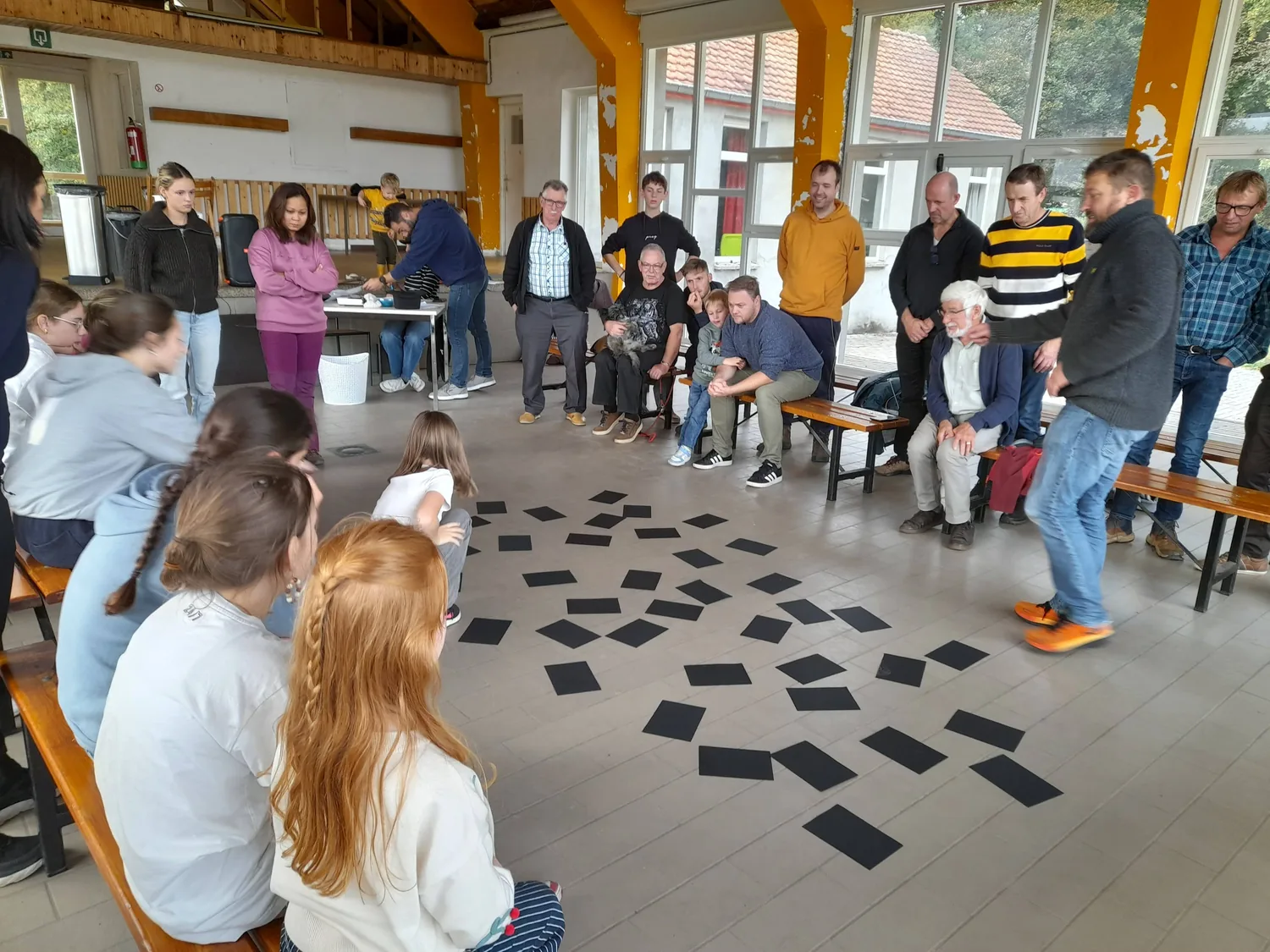 Jong en oud samen tijdens een activiteit